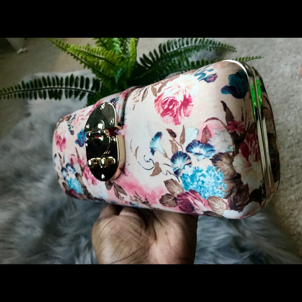 🆒🎀 NEW LOOK FLORAL CLUTCH 🌸🌺🌼 ✨✨